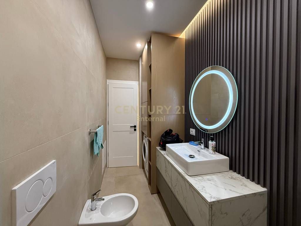 Jepet me qira apartament 2+1 te Selvia.