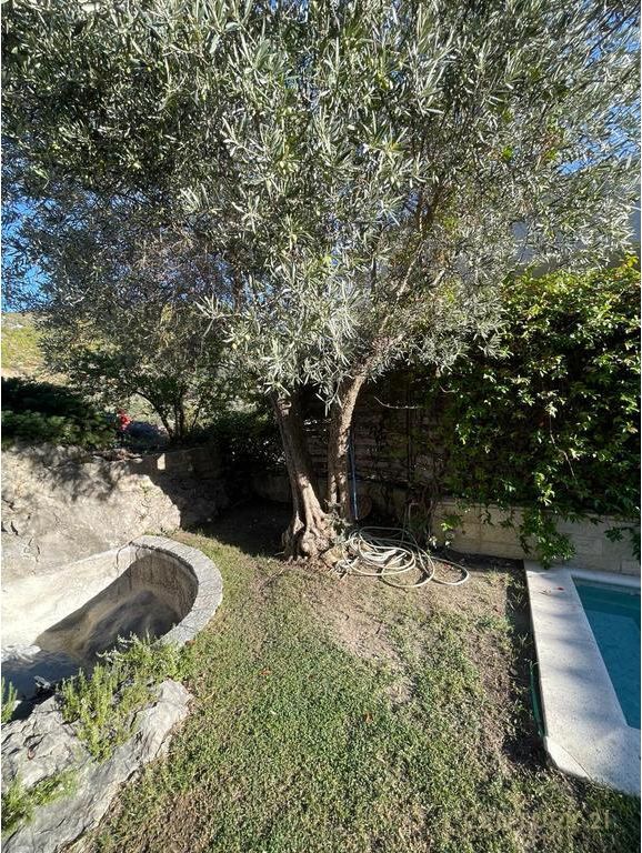 Jepet me Qira Vile 3-kateshe me pishine dhe super pamje, Petrelë, Tiranë - 3500€ | 421 m²