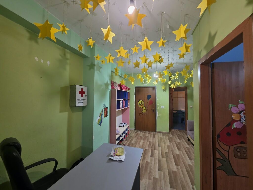 🏫 Affittasi asilo funzionale – Yzberisht  📍 Via “Tre Dëshmorët”, vicino al Nuovo Viale 💰 Prezzo: 150.000 Lek/mese (Non negoziabile)