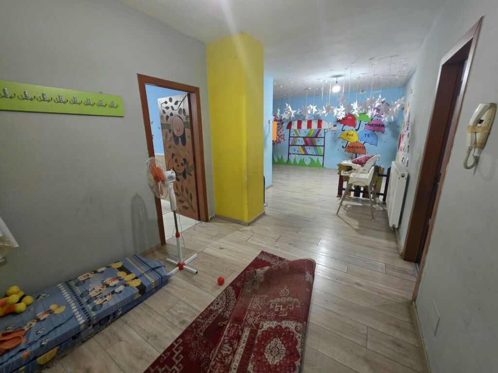 🏫 Affittasi asilo funzionale – Yzberisht  📍 Via “Tre Dëshmorët”, vicino al Nuovo Viale 💰 Prezzo: 150.000 Lek/mese (Non negoziabile)