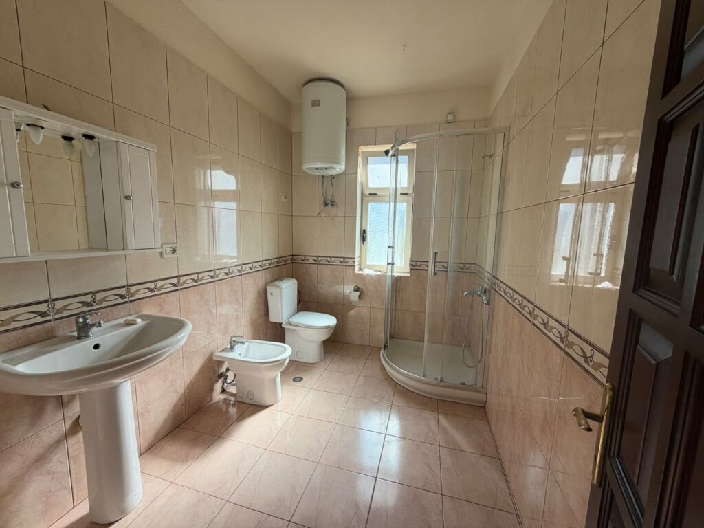 Villa su tre piani in affitto presso Kodra e Priftit