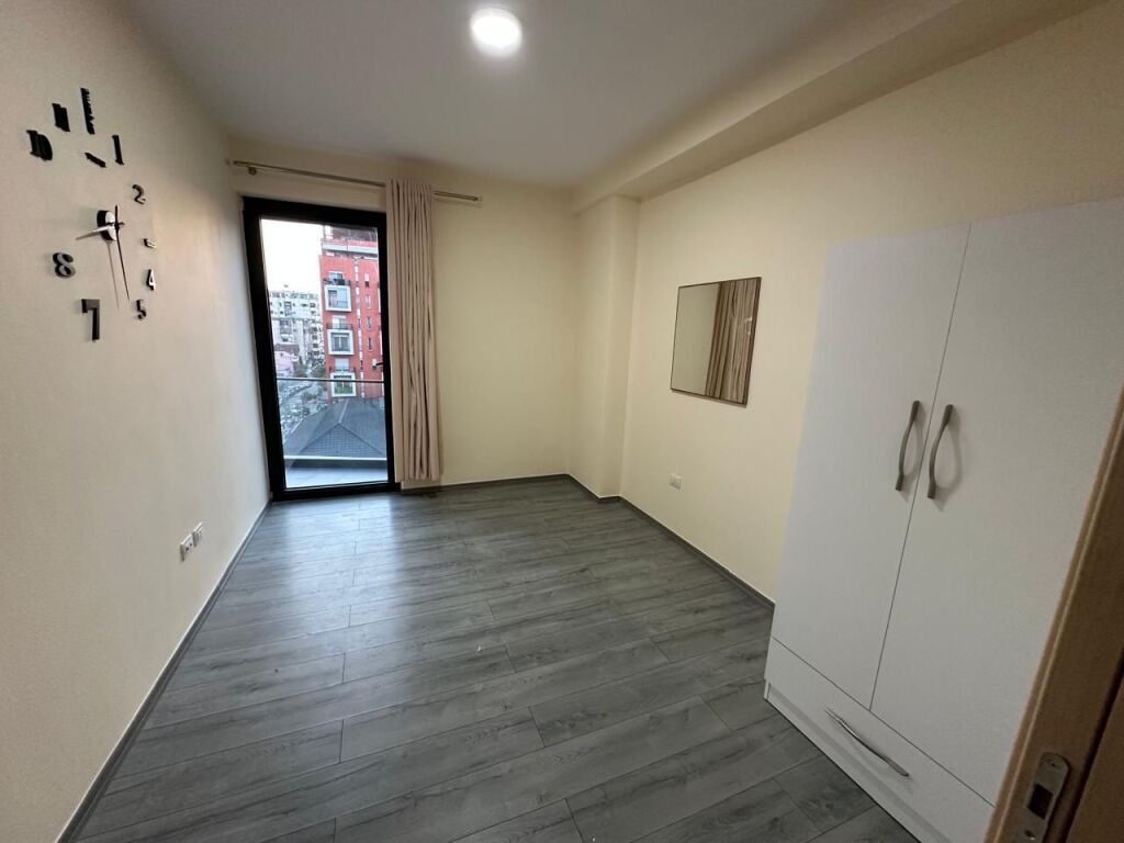 Ne zonen e 21-dhjetorit jepet me qera apartament 2+1+2, i mobiluar 650 Euro