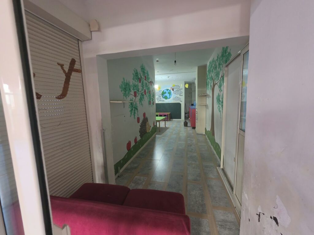🏫 Affittasi asilo funzionale – Yzberisht  📍 Via “Tre Dëshmorët”, vicino al Nuovo Viale 💰 Prezzo: 150.000 Lek/mese (Non negoziabile)