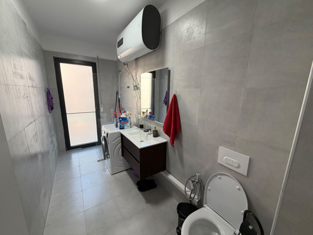 Jepet me qera Apartametnt 2+1+2  Adresa : Don Bosko Perball Trio rezidenc Post parkimi 1  Cmimi 80.000 leke  