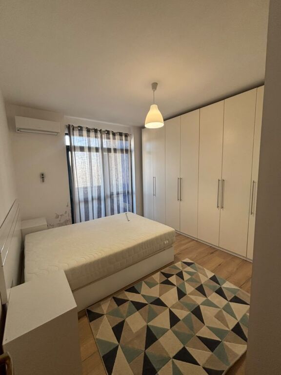 *Jepet me Qira Apartament 3+1+2 në Rrugën e Kavajës*