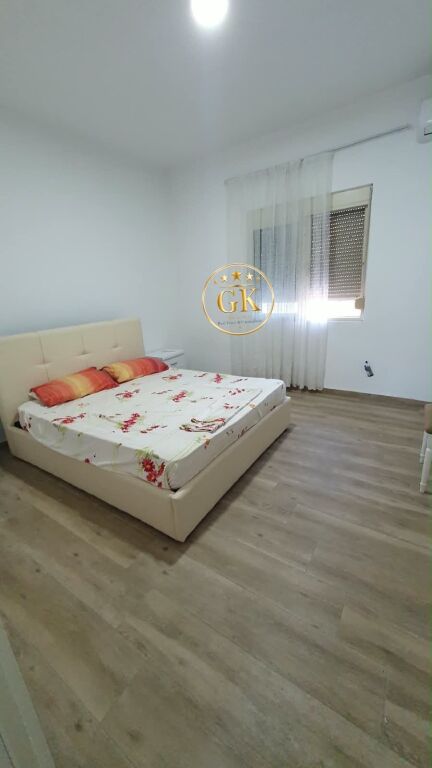 21018851 JEPET ME QERA VILA,PLAZH