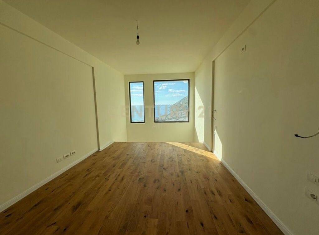 SHITET DUPLEKS LUKSOZ ME 2🅿️ DHE VERANDË ME PAMJE PANORAMIKE NË GREEN COAST 2!