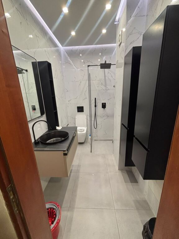 *Jepet me Qira Apartament 3+1+2 në Rrugën e Kavajës*