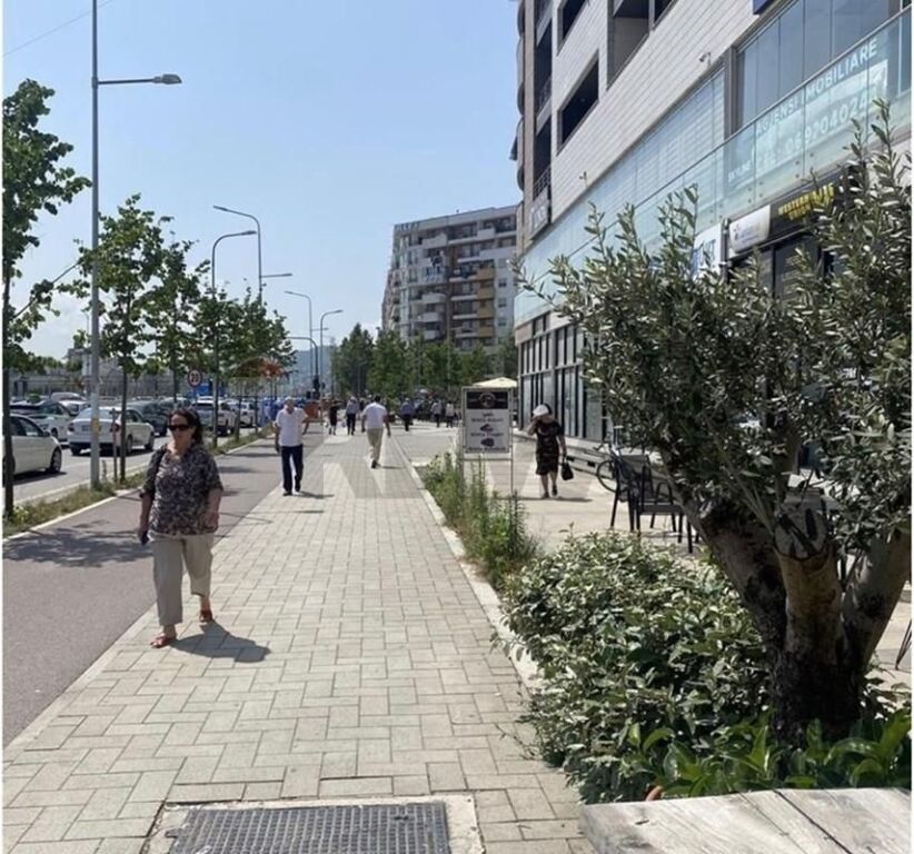 AMBIENT KOMERCIAL BUZË RRUGËS KRYESORE | ASTIR