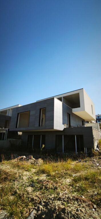 🏡 SHITET VILË PREMIUM | LAKESIDE RESIDENCE – FARKË