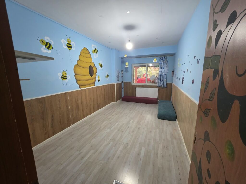 🏫 Affittasi asilo funzionale – Yzberisht  📍 Via “Tre Dëshmorët”, vicino al Nuovo Viale 💰 Prezzo: 150.000 Lek/mese (Non negoziabile)