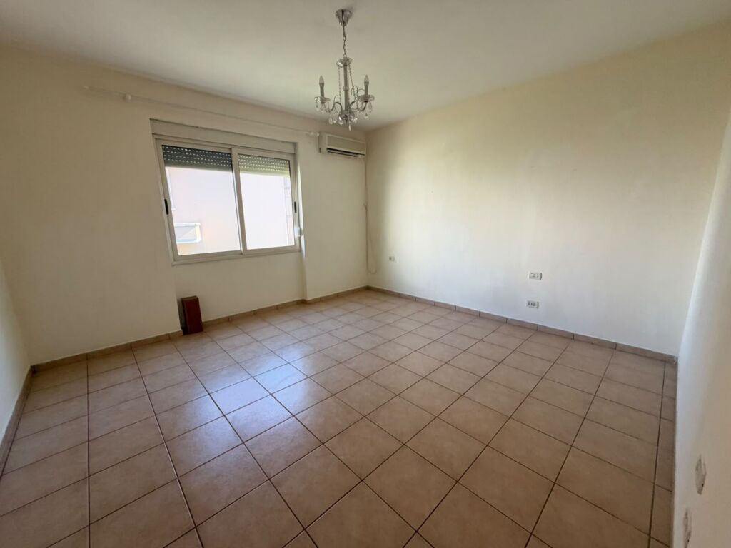 Villa su tre piani in affitto presso Kodra e Priftit