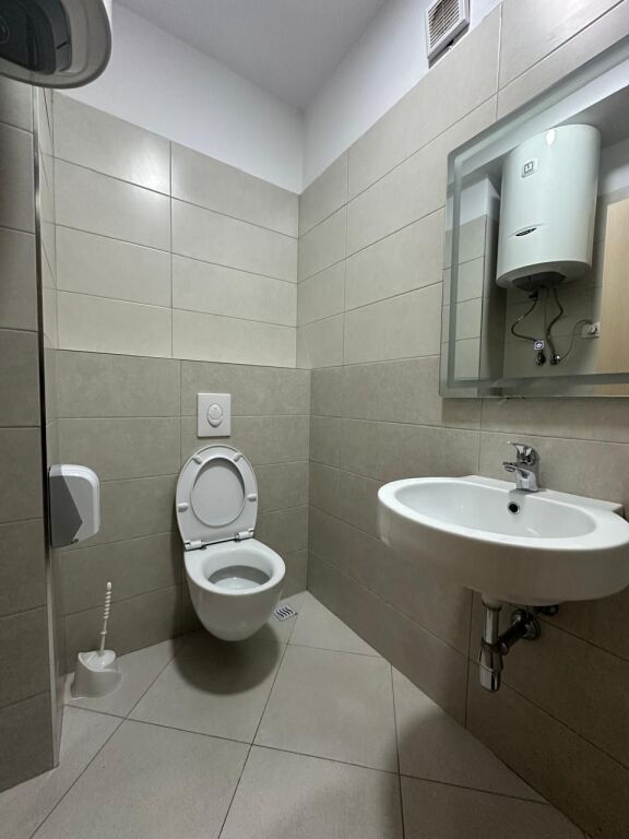 Ne zonen e 21-dhjetorit jepet me qera apartament 2+1+2, i mobiluar 650 Euro