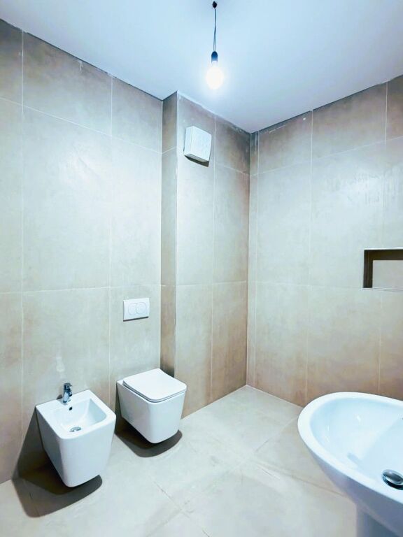 **Shitet Apartament 2+1 me Hipotekë – Paskuqan**
