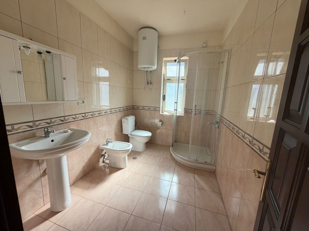 Villa su tre piani in affitto presso Kodra e Priftit