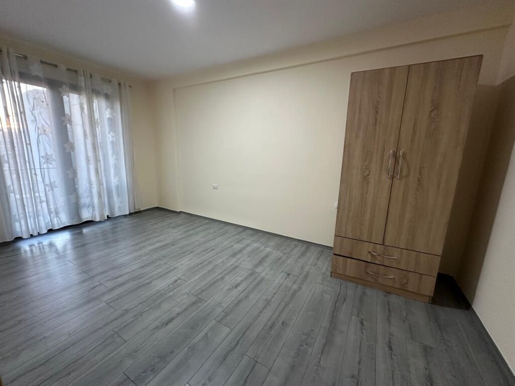 Ne zonen e 21-dhjetorit jepet me qera apartament 2+1+2, i mobiluar 650 Euro