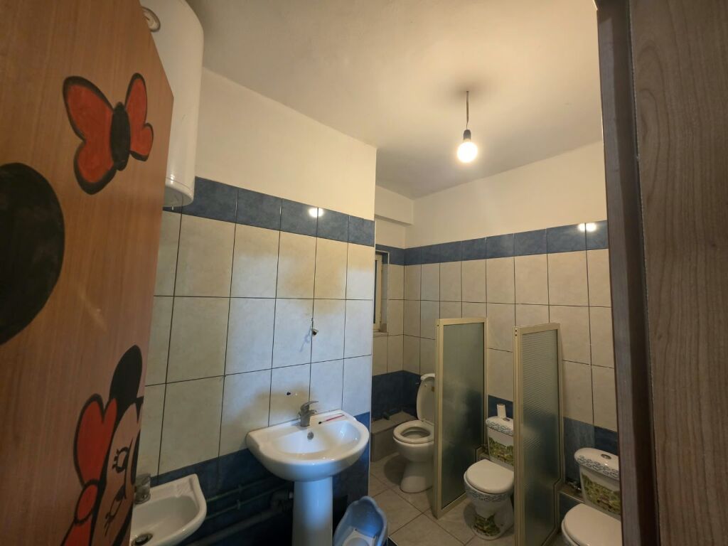 🏫 Affittasi asilo funzionale – Yzberisht  📍 Via “Tre Dëshmorët”, vicino al Nuovo Viale 💰 Prezzo: 150.000 Lek/mese (Non negoziabile)