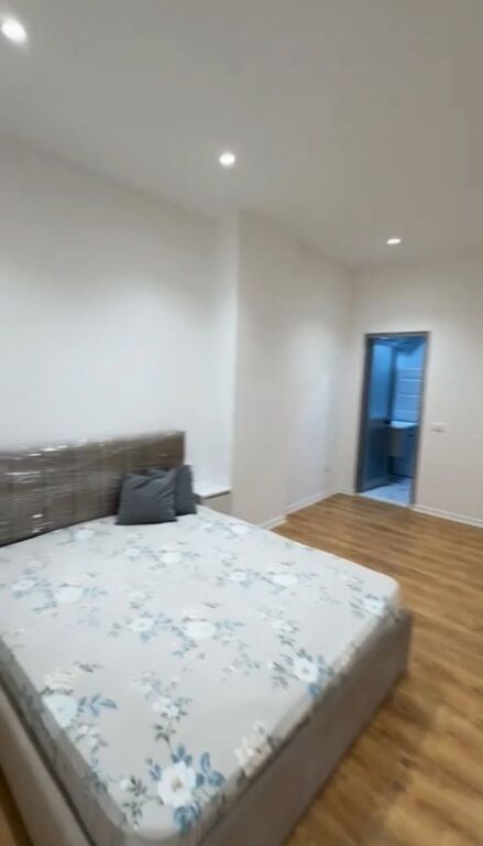 🏢Ne zonen e Rr.Barrikadave jepet me qera garsoniere 35m2,e mobiluar.55,000 Leke      