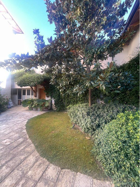 Jepet me Qira Vile 3-kateshe me pishine dhe super pamje, Petrelë, Tiranë - 3500€ | 421 m²