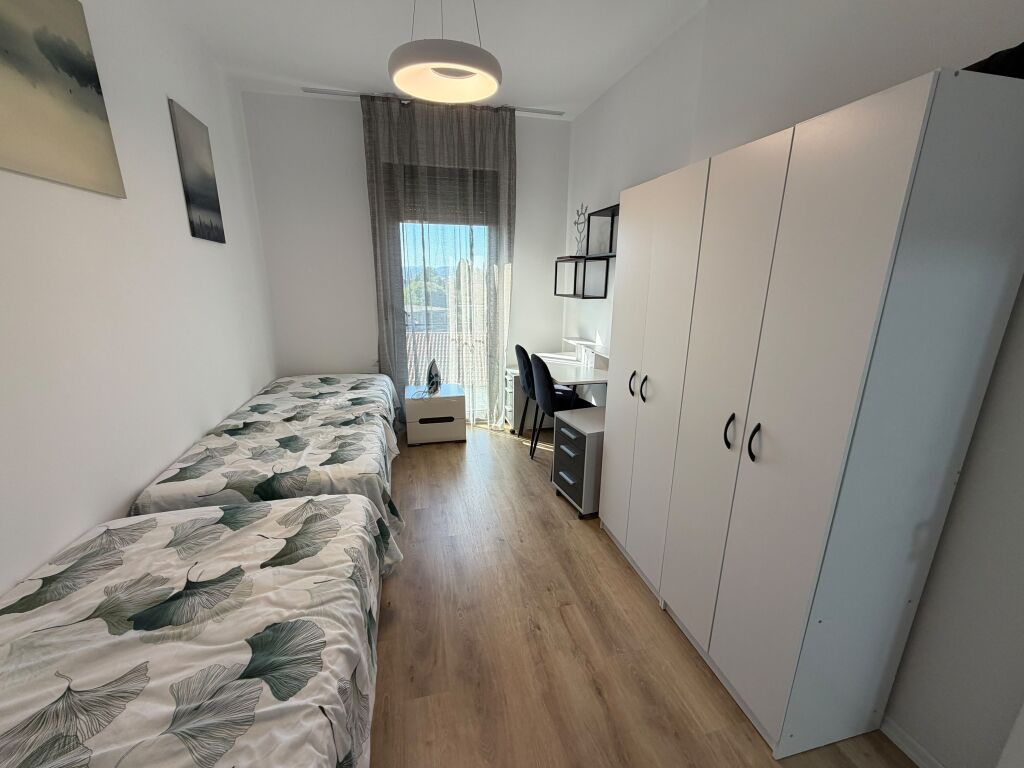 Jepet me qera Apartametnt 2+1+2  Adresa : Don Bosko Perball Trio rezidenc Post parkimi 1  Cmimi 80.000 leke  