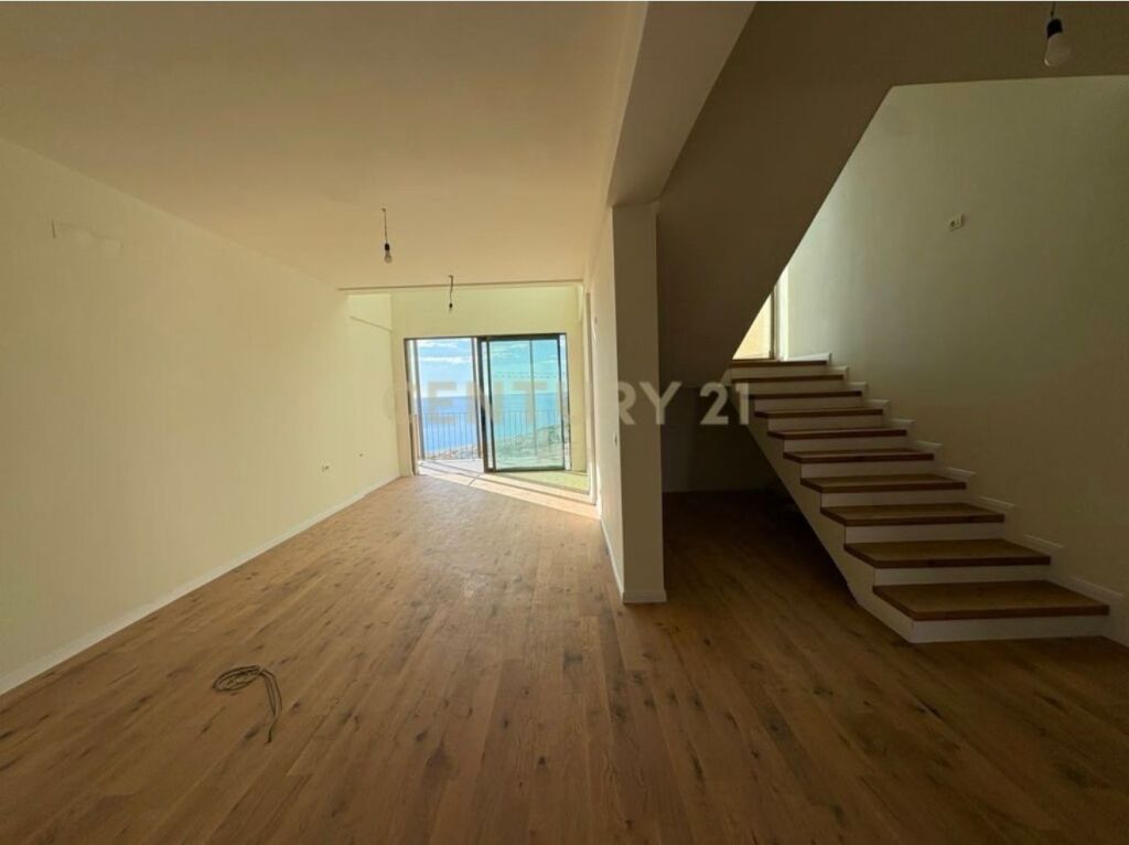 SHITET DUPLEKS LUKSOZ ME 2🅿️ DHE VERANDË ME PAMJE PANORAMIKE NË GREEN COAST 2!