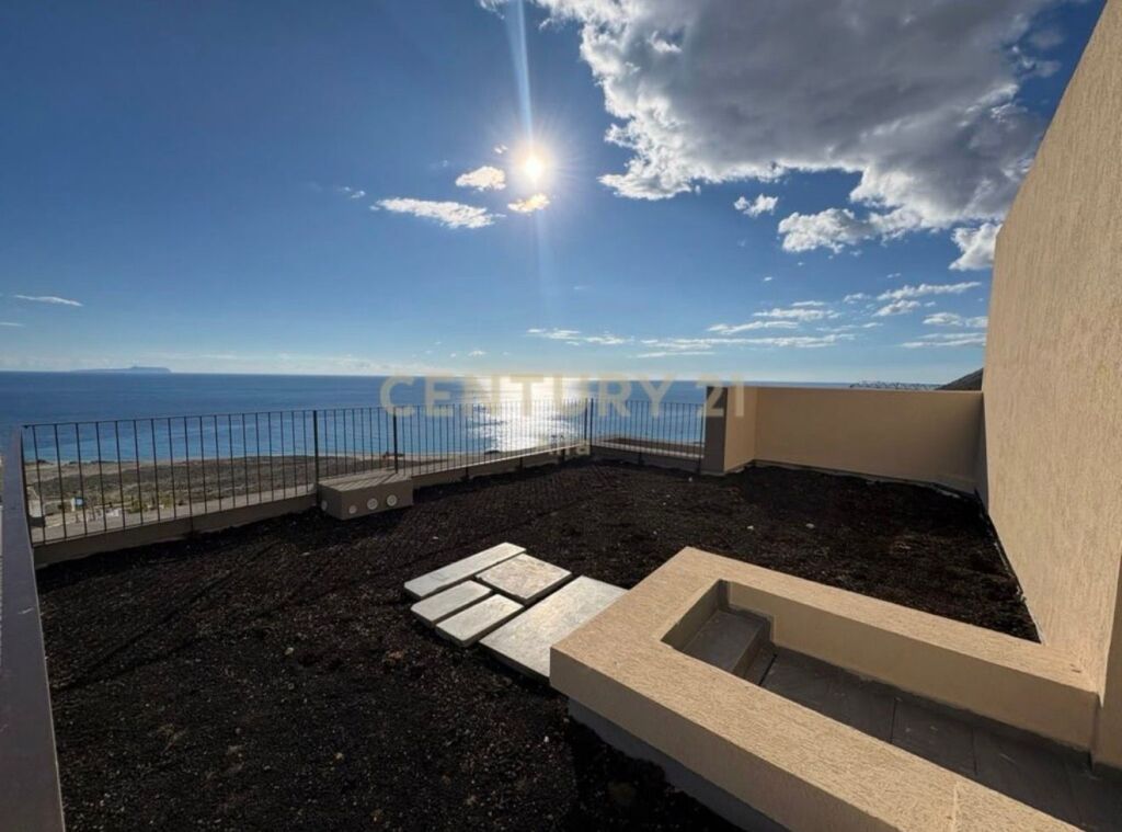 SHITET DUPLEKS LUKSOZ ME 2🅿️ DHE VERANDË ME PAMJE PANORAMIKE NË GREEN COAST 2!
