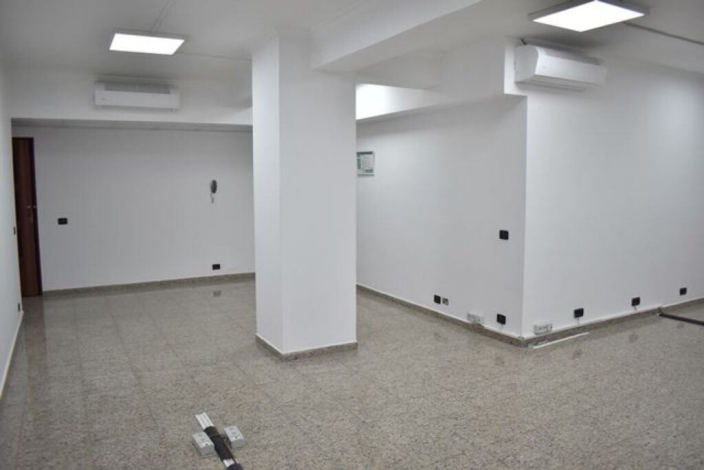 🏢 UFFICIO IN AFFITTO – CENTRO, TIRANA