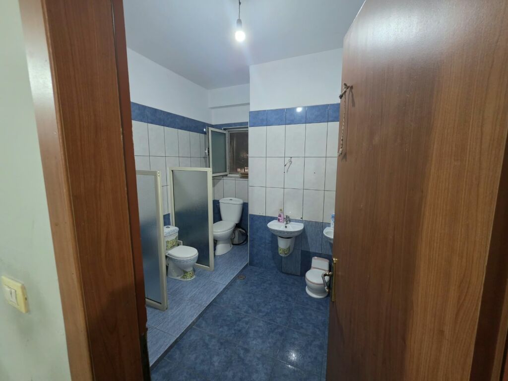 🏫 Affittasi asilo funzionale – Yzberisht  📍 Via “Tre Dëshmorët”, vicino al Nuovo Viale 💰 Prezzo: 150.000 Lek/mese (Non negoziabile)