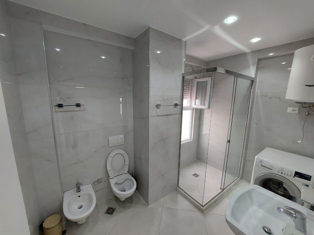 APARTAMENT 2+1 ME QIRA PRANE AMBASADES AMERIKANE