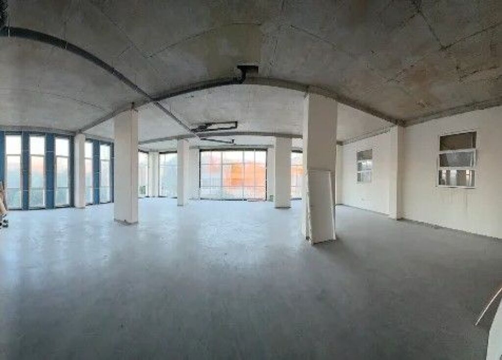 Jepet ambient biznesi me qira tek Bulevardi i Ri , prane Next Station Tirana Holdings , Rruga Jordan Misja .