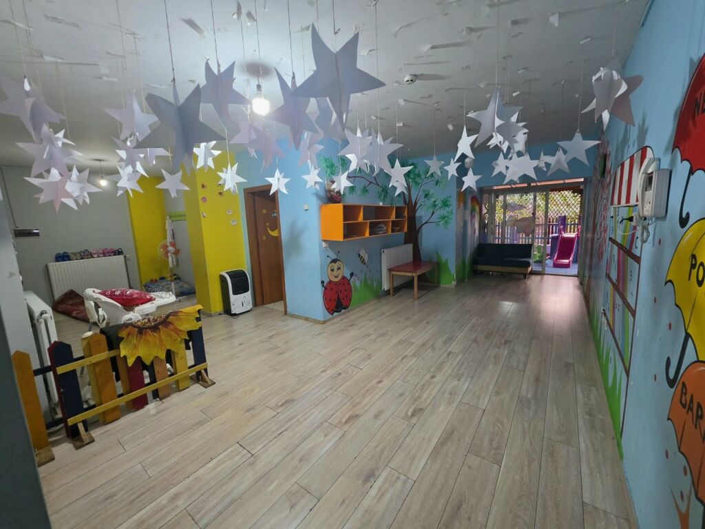 🏫 Affittasi asilo funzionale – Yzberisht  📍 Via “Tre Dëshmorët”, vicino al Nuovo Viale 💰 Prezzo: 150.000 Lek/mese (Non negoziabile)