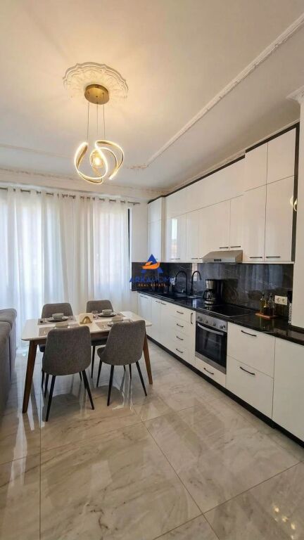JEPET ME QERA APARTAMENT 2+1+BALLKON " RRUGA 5 MAJ, PERBALL EMERALD CENTER" 70.000 LEKE