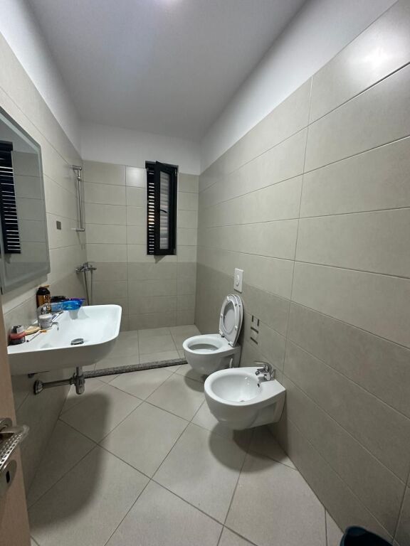 Ne zonen e 21-dhjetorit jepet me qera apartament 2+1+2, i mobiluar 650 Euro
