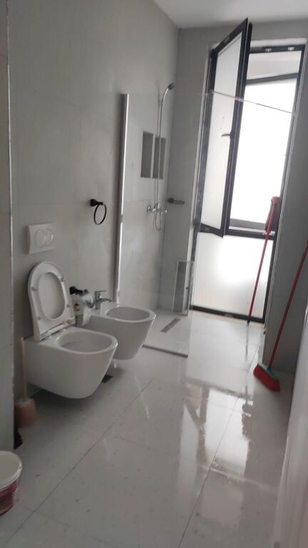 Bulevardi i Ri, jepet me qera apartament 1+1.