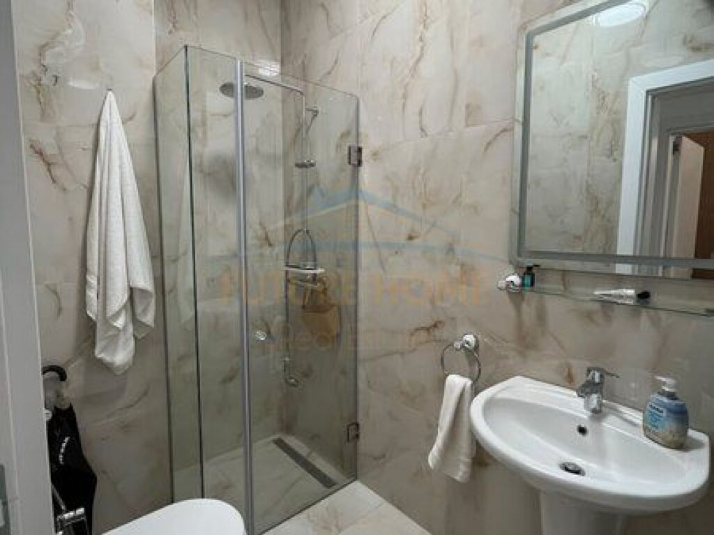 Qera,Apartament 2+1+2+Post Parkimi ,Blloku i Ambasadave