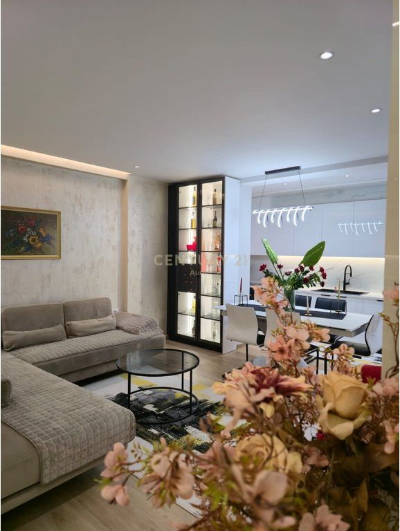 2+1 apartment for sale on Çipaj Street, Vlora!