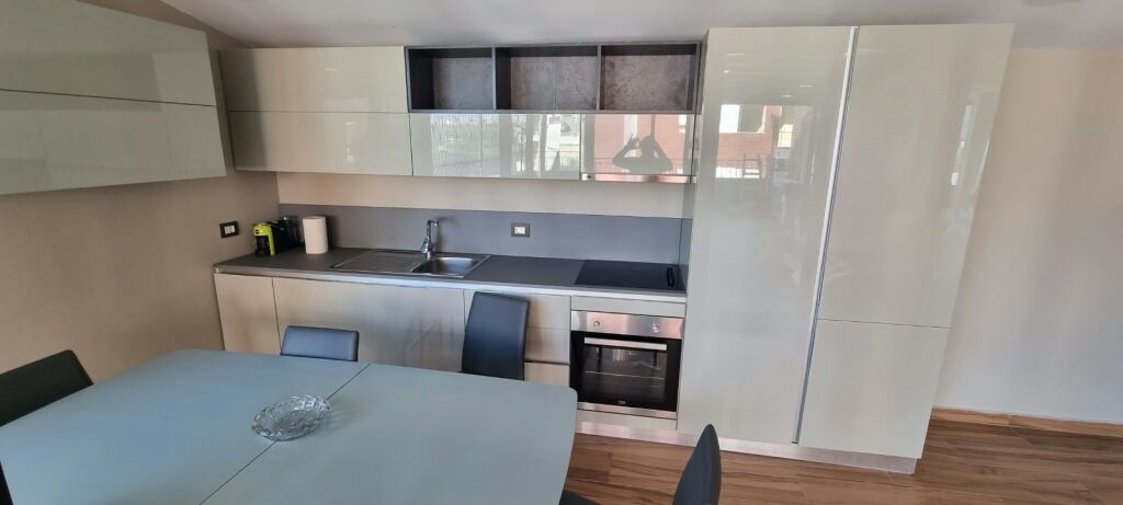 Apartament Modern 2+1+2 me 65 m² Verandë &amp; 2 Poste Parkimi | Liqeni i Thatë!