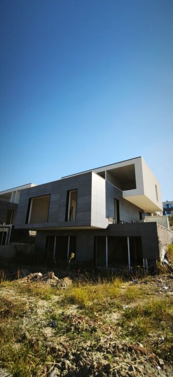 🏡 SHITET VILË PREMIUM | LAKESIDE RESIDENCE – FARKË