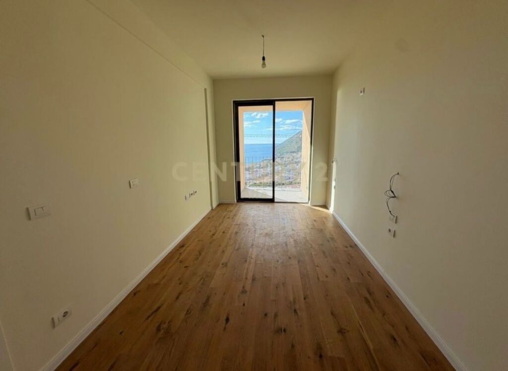 SHITET DUPLEKS LUKSOZ ME 2🅿️ DHE VERANDË ME PAMJE PANORAMIKE NË GREEN COAST 2!