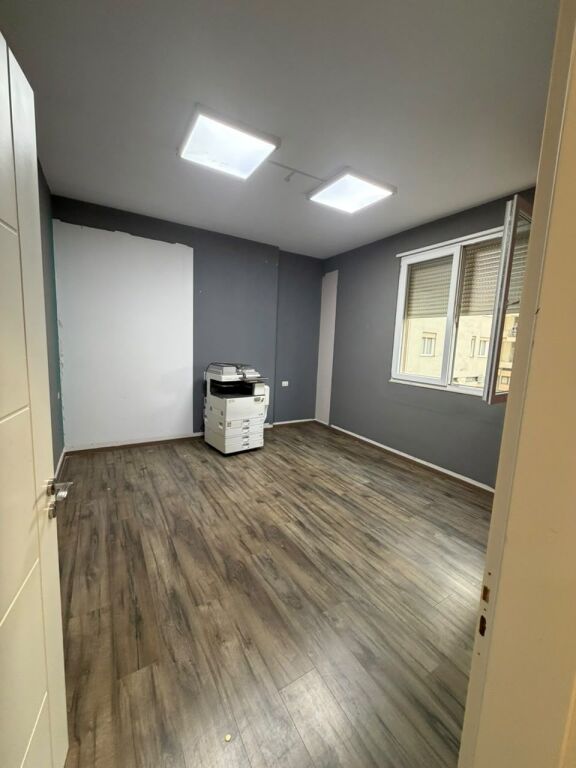 Apartment 3+1 for residential or office rent is given near the former Aviation Field .