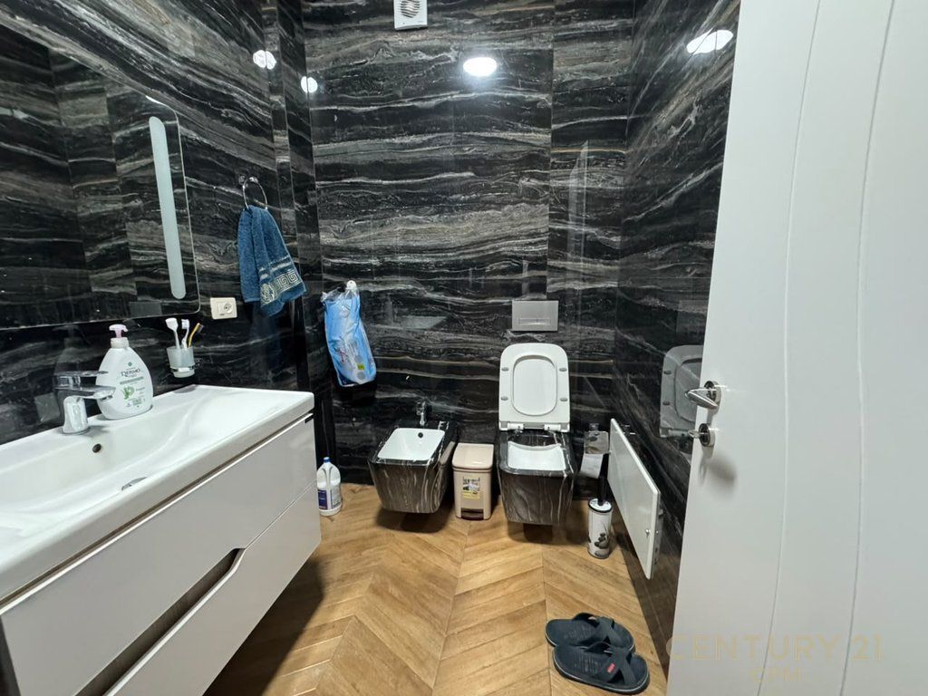 Appartamento 2+1 + posto auto in affitto in via 5 maggio! /Mese 82.000 Lek /Mese