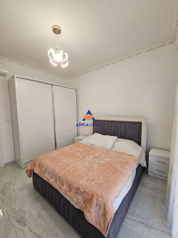 JEPET ME QERA APARTAMENT 2+1+BALLKON " RRUGA 5 MAJ, PERBALL EMERALD CENTER" 70.000 LEKE