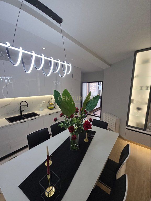 2+1 apartment for sale on Çipaj Street, Vlora!