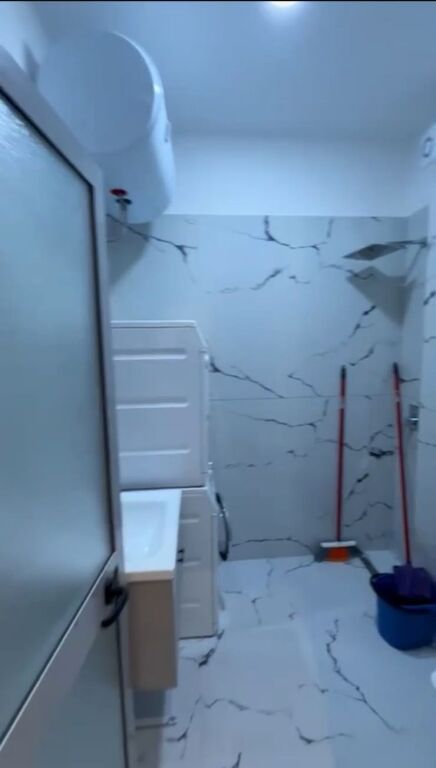 🏢Ne zonen e Rr.Barrikadave jepet me qera garsoniere 35m2,e mobiluar.55,000 Leke      