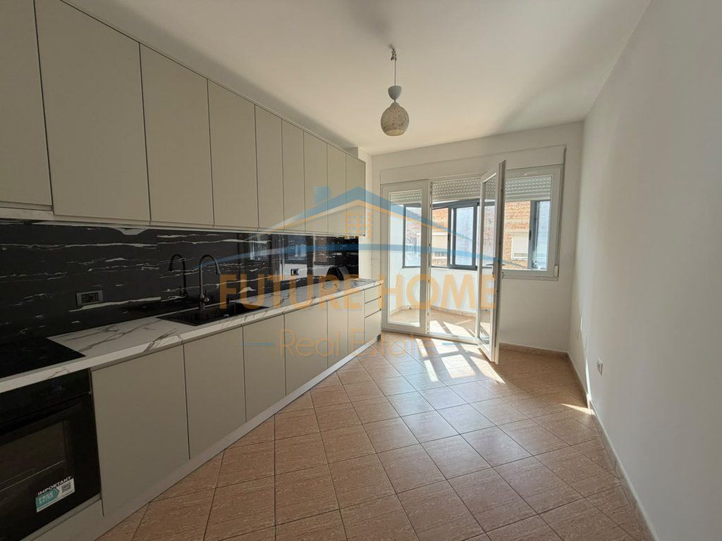 Shitet, Apartament 2+1+2, Stacioni i Trenit, Tiranë