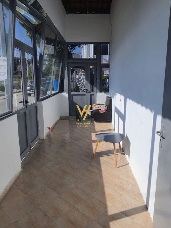 JEPET AMBIENT BIZNESI 350 M2 ME QIRA TE LIQENI I FARKES 70.000 LEKE