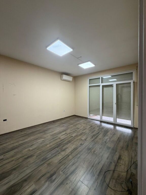 Apartment 3+1 for residential or office rent is given near the former Aviation Field .