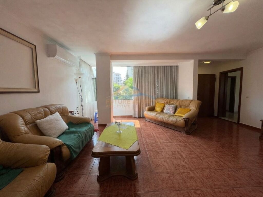 Shitet, Apartament 2+1, Zogu Zi