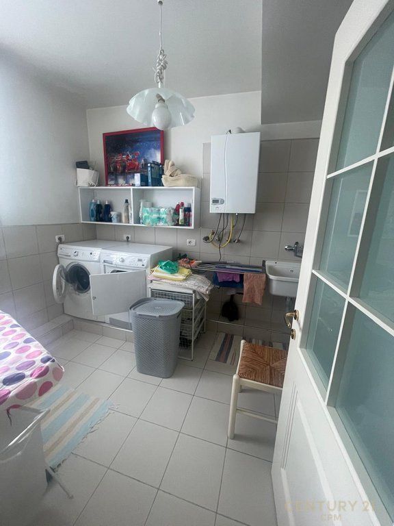 Jepet me Qira Vile 3-kateshe me pishine dhe super pamje, Petrelë, Tiranë - 3500€ | 421 m²