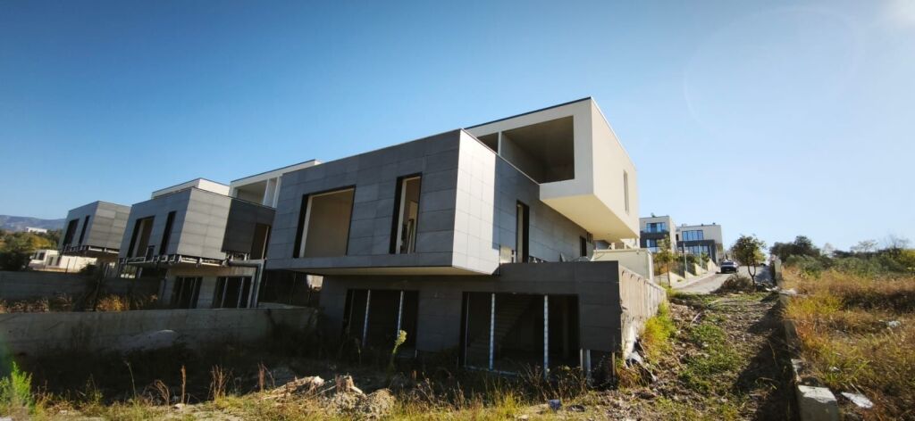 🏡 SHITET VILË PREMIUM | LAKESIDE RESIDENCE – FARKË